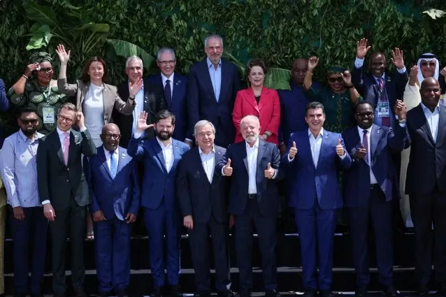 Líderes Mundiais Posam para Foto Histórica em Cúpula Pré-COP30 em Belém