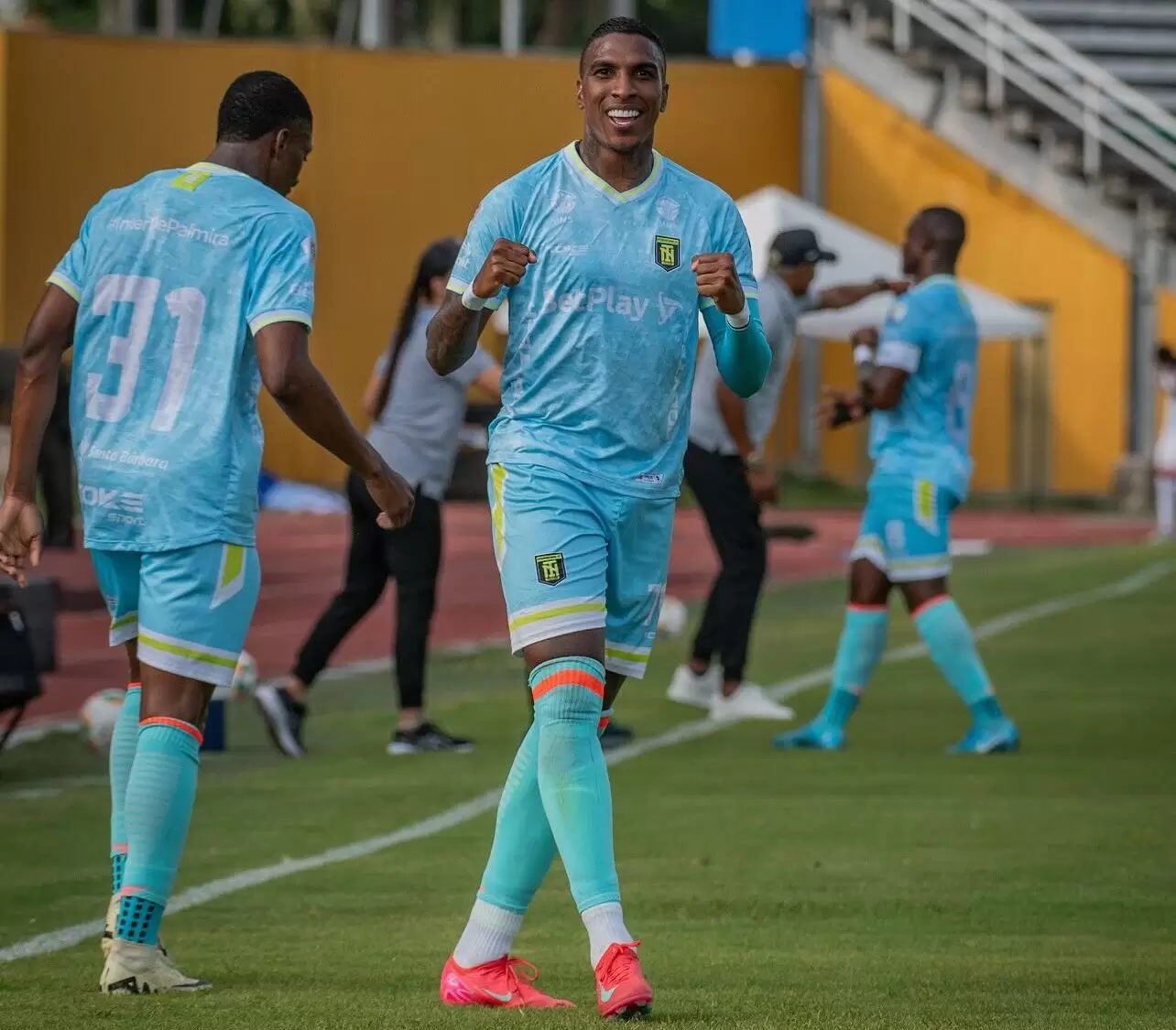 Capital anuncia contratação do atacante colombiano Johan Arango