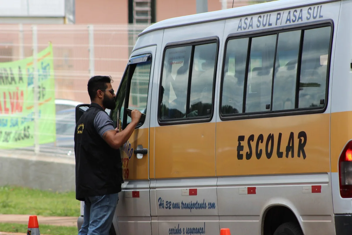 Detran lança guia para contratação segura de transporte escolar no DF
