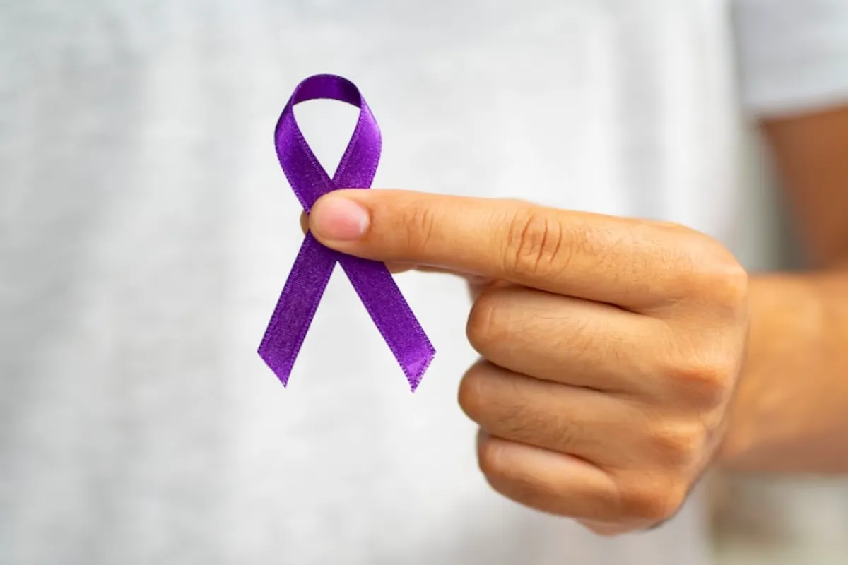 Fevereiro Roxo alerta para diagnóstico de lúpus, fibromialgia e Alzheimer
