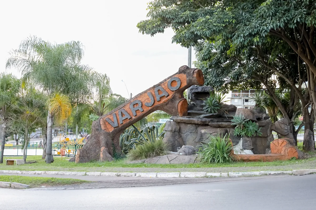 Varjão recebe nova rodoviária e restaurante comunitário após décadas